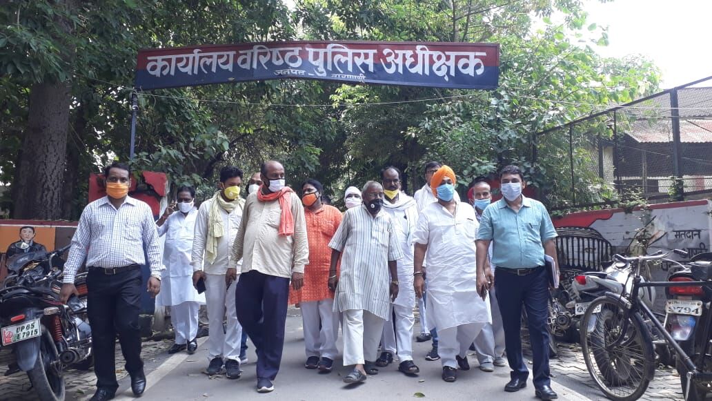 वाराणसी व्यापार मंडल का प्रतिनिधिमंडल व्यापारियों के साथ हो रही घटनाओं की विषय में एसएसपी अमित पाठक से मिला वाराणसी व्यापार मंडल का प्रतिनिधिमंडल व्यापारियों के साथ हो रही घटनाओं की विषय में एसएसपी अमित पाठक से मिला