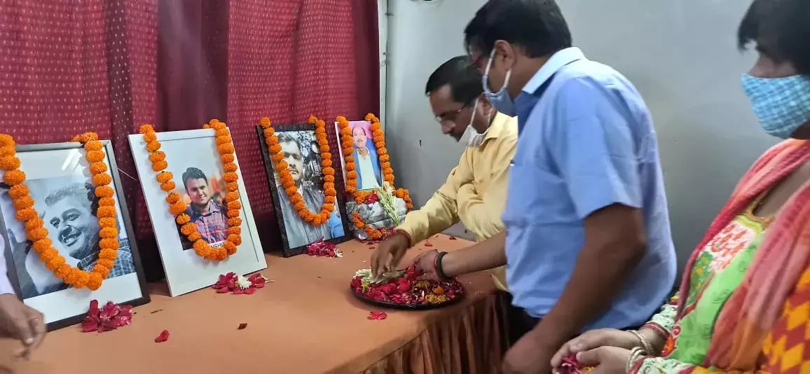 यूपी प्रेस क्लब लखनऊ में दिवंगत साथियों को UPWJU ने विनम्र श्रद्धांजलि अर्पित की गई । यूपी प्रेस क्लब लखनऊ में दिवंगत साथियों को UPWJU ने विनम्र श्रद्धांजलि अर्पित की गई ।