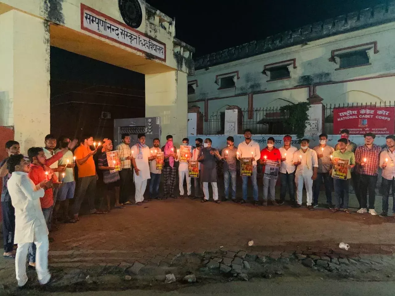 वाराणसी में युवा के रोजगार के सवाल पर मोमबत्ती और टार्च जलाकर किया गया समर्थन