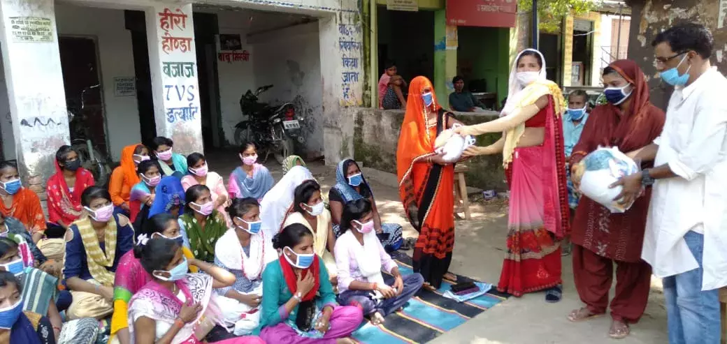 सप्ताहिक बंदी समाप्त होने के बाद भी बाटी जा रहा है राहत सामग्री चंदापुर में किशोरियों और महिलाओं में बाँटी गयी सामग्री