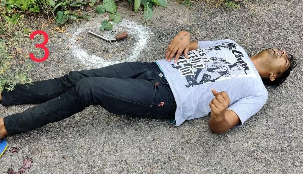 अलीगढ में जूलरी की दुकान लुटने वाले लुटेरे पुलिस मुठभेड़ में गिरफ्तार