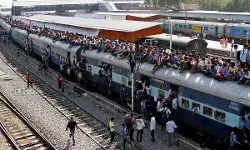आम आदमी कि रेल  यात्रा होगी महंगी : प्राइवेट ट्रेनों का किराया भी वे खुद तय करेंगे। आम आदमी कि रेल  यात्रा होगी महंगी : प्राइवेट ट्रेनों का किराया भी वे खुद तय करेंगे।