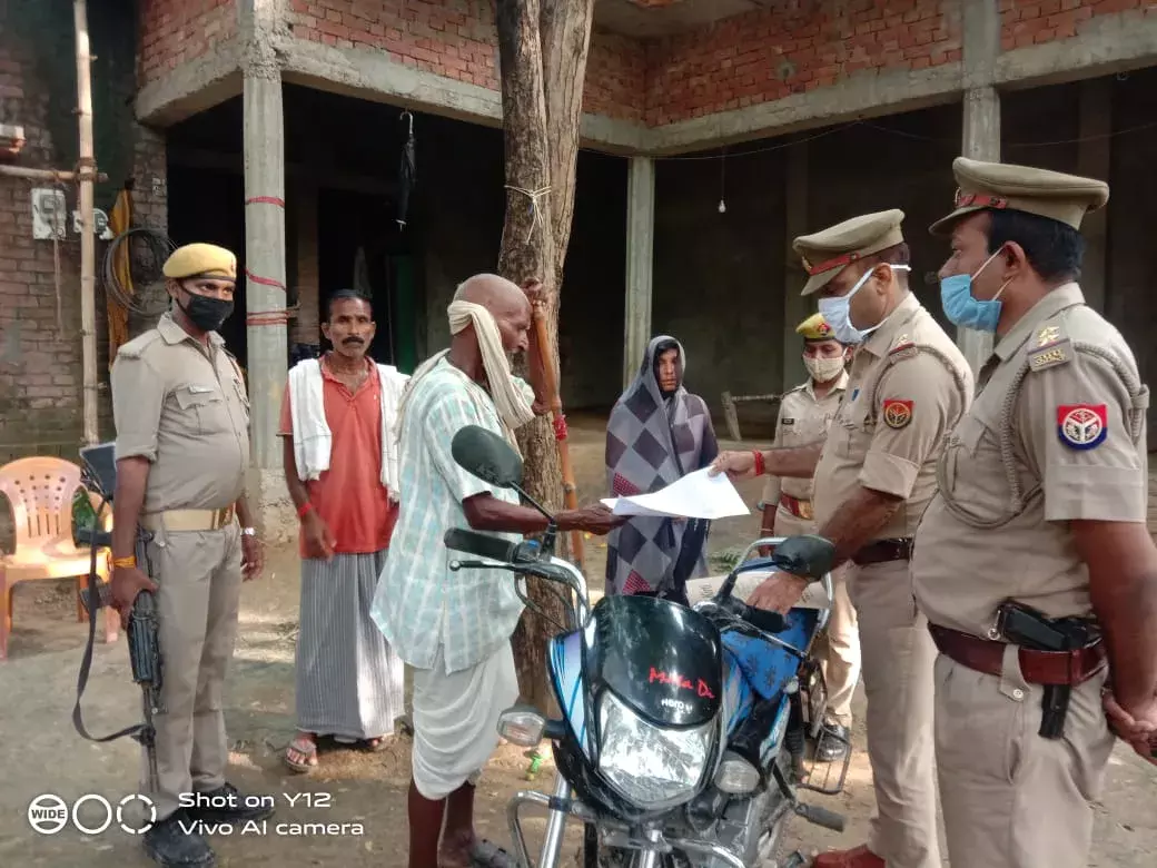 लुटेरे के घर पहुची पुलिस ने किया कुर्की की कार्रवाई लुटेरे के घर पहुची पुलिस ने किया कुर्की की कार्रवाई