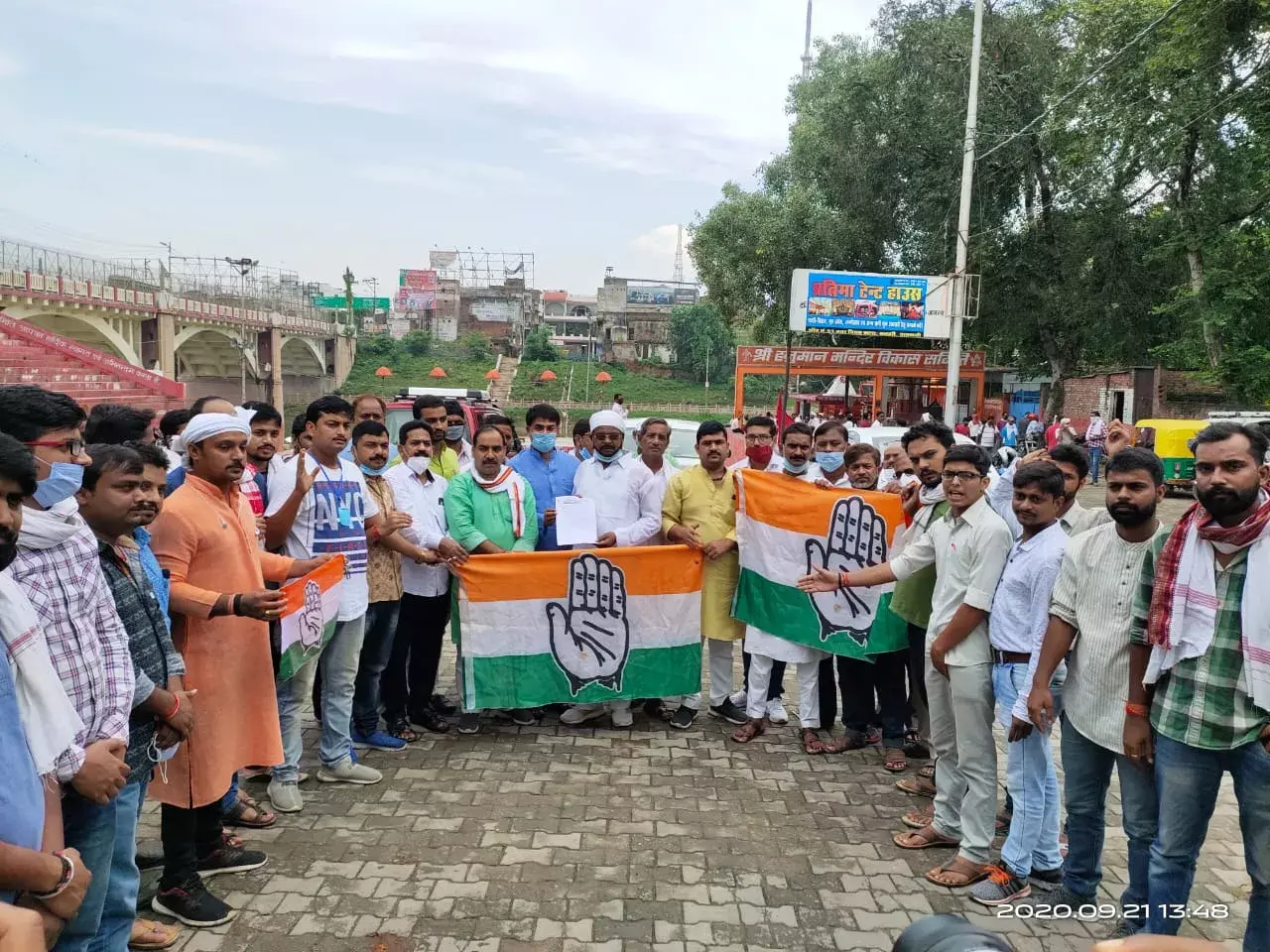 अन्नदाता किसानों के ऊपर विधेयक लाने के विरोध में राष्ट्रपति को सम्बोधित पत्रक कांग्रेसजनों व युवा काँग्रेसजनो ने सिटी मजिस्ट्रेट को सौंपा अन्नदाता किसानों के ऊपर विधेयक लाने के विरोध में राष्ट्रपति को सम्बोधित पत्रक कांग्रेसजनों व युवा काँग्रेसजनो ने सिटी मजिस्ट्रेट को सौंपा