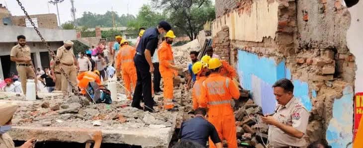 मोहाली में इमारत ढहने से बड़ा हादसा, बचाव कार्य में जुटी NDRF.....