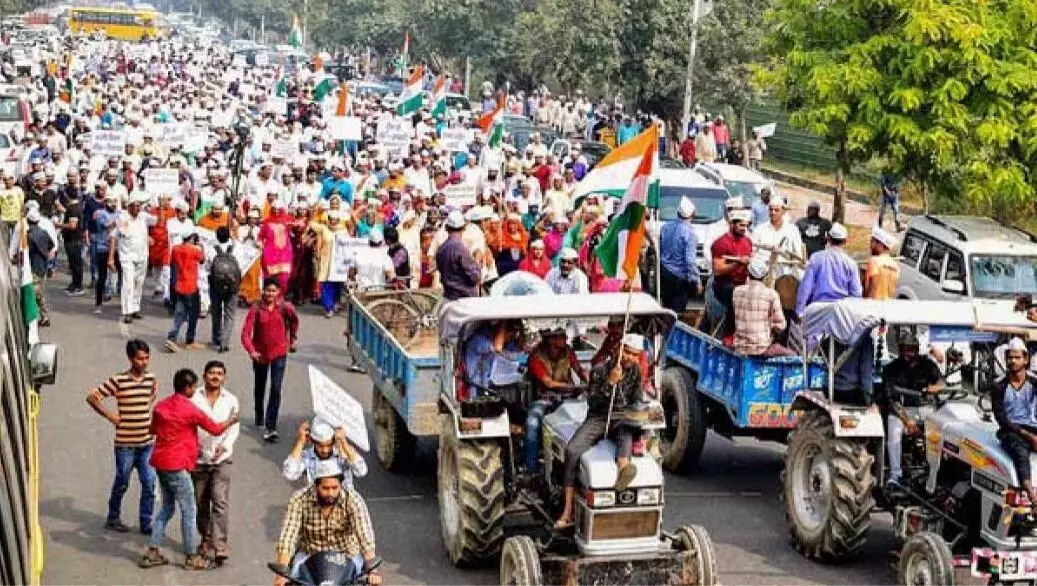 दिल्ली- नोएडा बॉर्डर पर कृषि बिल के खिलाफ किसानों का प्रदर्शन, निकाली ट्रैक्टर रैली....