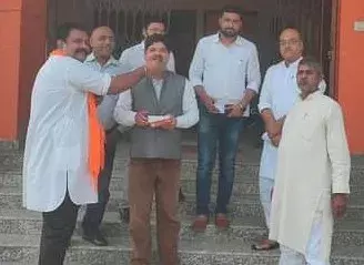 सांसद हरीश द्विवेदी जी को बीजेपी का राष्ट्रीय मंत्री बनाए जाने पर  बस्ती जिला अध्यक्ष महेश शुक्ला जी के नेतृत्व में मिष्ठान खिलाया गया
