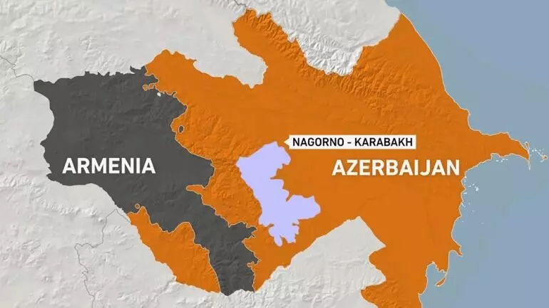सोवियत रूस से अगल हुए आर्मेनिया और अजरबैजान के बीच जमीन के एक हिस्से को लेकर जंग छिड़ गई है।