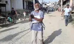 संभल में गले में तख्ती लटकाकर सरेंडर करने पहुंचा बदमाश.....