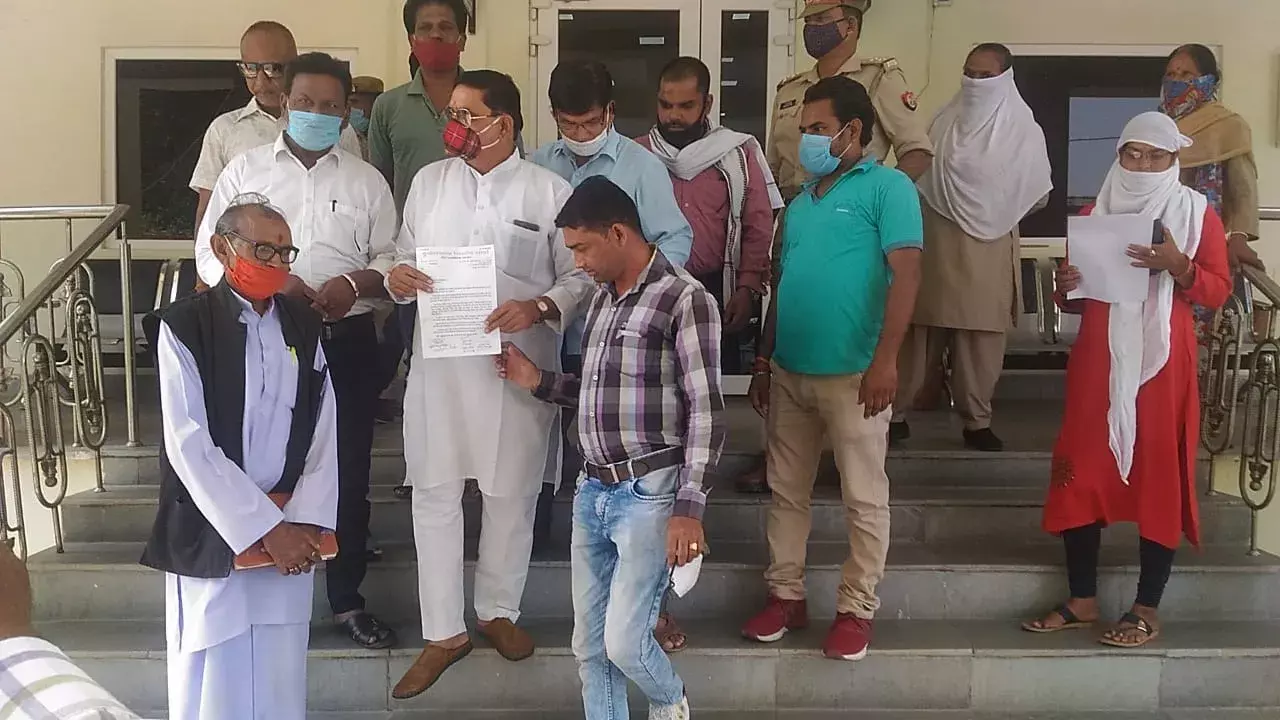 पृथक बुन्देलखंड निर्माण  के लिए जिलाधिकारी  झांसी को मोर्चा के अध्यक्ष भानू सहाय व् अन्य ने ज्ञापन सौपा