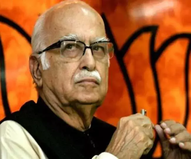 बाबरी ढांचे के गिराने के केस में आडवानी , उमा समेत सब दोष मुक्त, ढांचा गिराने में कोई साजिश नहीं