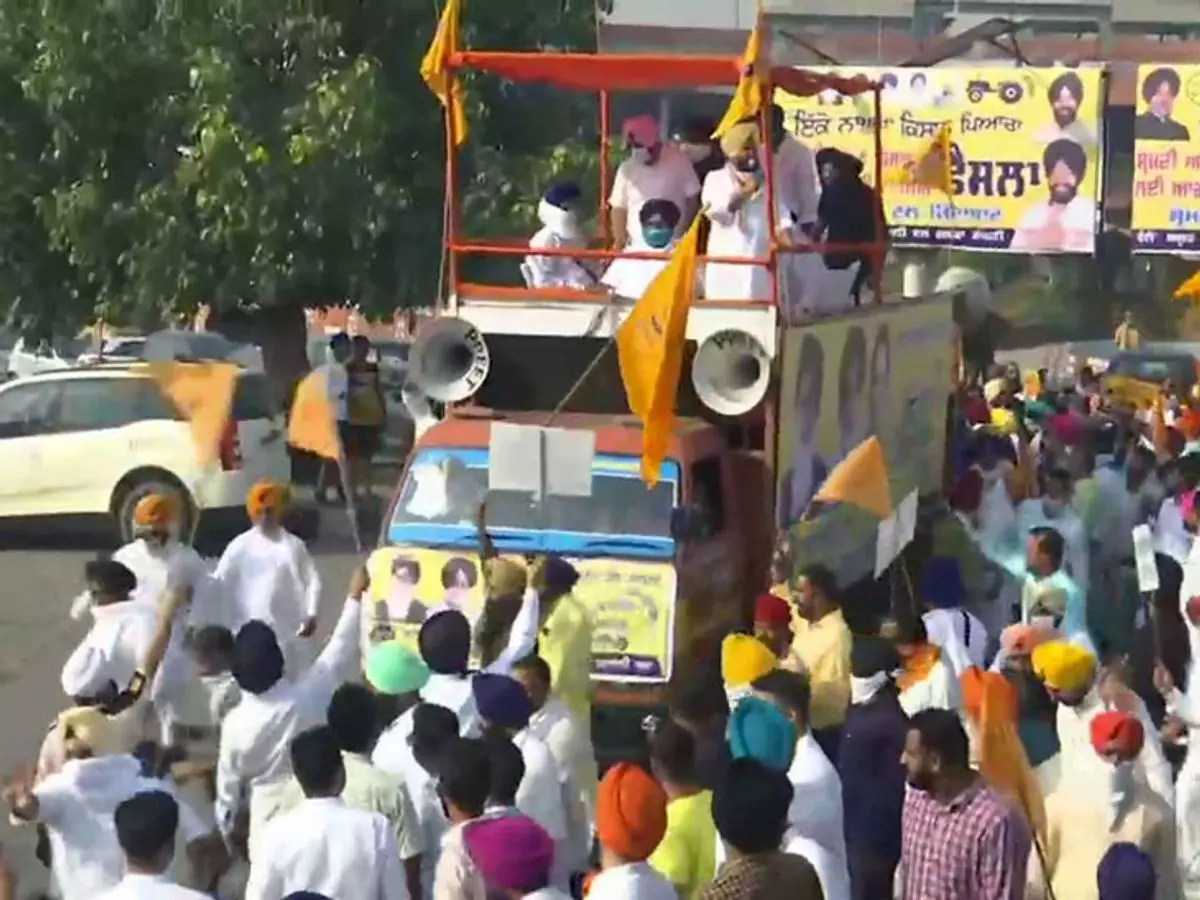 पंजाब में कृषि विधेयकों को लेकर 7 रेल ट्रैकों पर किसानों आंदोलन, ट्रेनों का आवागमन ठप...... पंजाब में कृषि विधेयकों को लेकर 7 रेल ट्रैकों पर किसानों आंदोलन, ट्रेनों का आवागमन ठप......