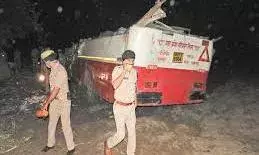 पीलीभीत नेशनल हाईवे पर बस और बोलेरो में टक्कर, सात लोगों की मौत....