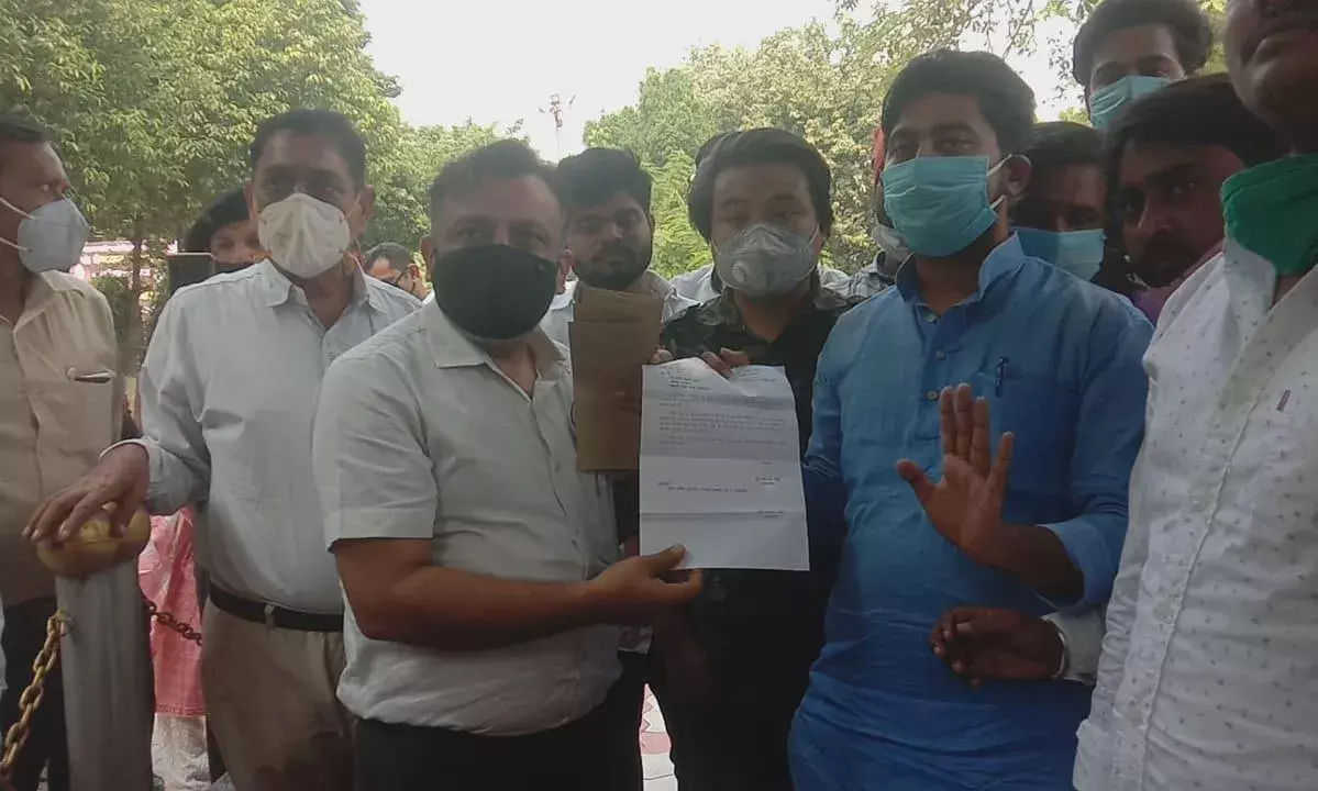 धरना रत छात्र नेताओं ने जांच कमेटी बनाने के बाद किया धरना स्थगित