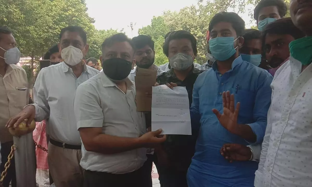 धरना रत छात्र नेताओं ने जांच कमेटी बनाने के बाद किया धरना स्थगित धरना रत छात्र नेताओं ने जांच कमेटी बनाने के बाद किया धरना स्थगित