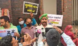 टीका लगा कर लोगों की सलामती के लिये नवरात्रि पर माँ से प्रार्थना