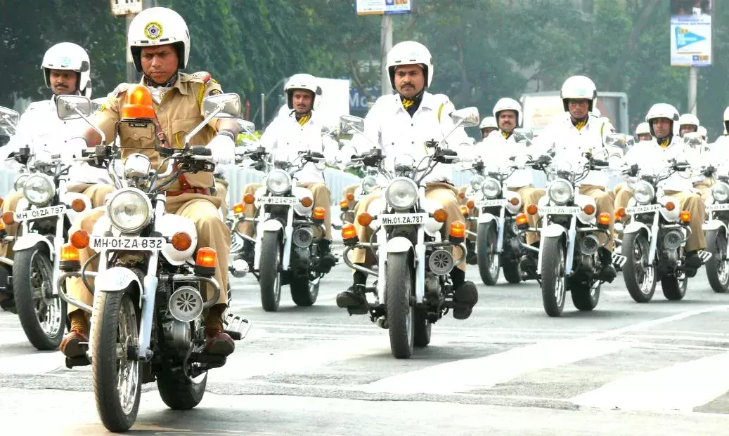 рдореБрдВрдмрдИ рдореЗрдВ рдЯреНрд░реИрдлрд┐рдХ рд╕рд┐рдкрд╛рд╣реА рдХрд╛ рдХрд╛рд▓рд░ рдкрдХреЬрдирд╛ рдорд╣рд┐рд▓рд╛ рдХреЛ рдорд╣рдВрдЧрд╛ рдкреЬрд╛ рдореБрдВрдмрдИ рдореЗрдВ рдЯреНрд░реИрдлрд┐рдХ рд╕рд┐рдкрд╛рд╣реА рдХрд╛ рдХрд╛рд▓рд░ рдкрдХреЬрдирд╛ рдорд╣рд┐рд▓рд╛ рдХреЛ рдорд╣рдВрдЧрд╛ рдкреЬрд╛