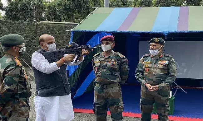 रक्षामंत्री ने दार्जिलिंग के सुकना युद्ध स्मारक पर अर्पित की श्रद्धांजलि, साथ ही LAC पर करेंगे शस्त्र पूजा......