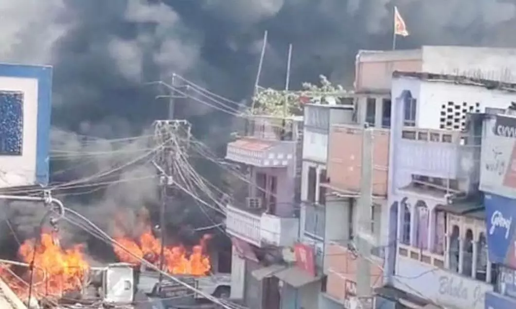 मुंगेर में फिर बवाल, भीड़ ने फूंका थाना, चुनाव आयोग ने DM-SP को हटाया..... मुंगेर में फिर बवाल, भीड़ ने फूंका थाना, चुनाव आयोग ने DM-SP को हटाया.....