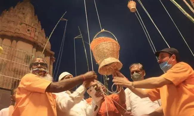 दशाश्वमेध घाट पर वीर शहीदों की याद में जलाया गया आकाशदीप