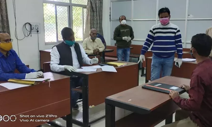 जनसंचार एवं पत्रकारिता विभाग में एम् एम् में प्रवेश के लिए लम्बी लाइन