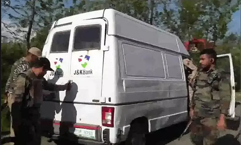 जम्मू-कश्मीर बैंक की कैश वैन से 60 लाख रुपये की लूट, सर्च ऑपरेशन जारी....... जम्मू-कश्मीर बैंक की कैश वैन से 60 लाख रुपये की लूट, सर्च ऑपरेशन जारी.......