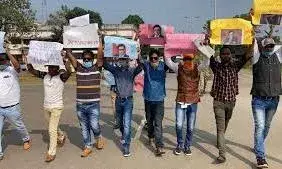 अरनव गोस्वामी की गिरफ्तारी के विरोध में पत्रकारों ने निकाला पैदल विरोध मार्च