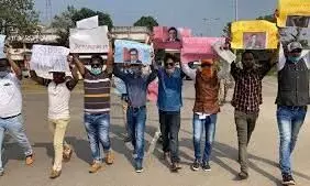 अरनव गोस्वामी की गिरफ्तारी के विरोध में पत्रकारों ने निकाला पैदल विरोध मार्च अरनव गोस्वामी की गिरफ्तारी के विरोध में पत्रकारों ने निकाला पैदल विरोध मार्च