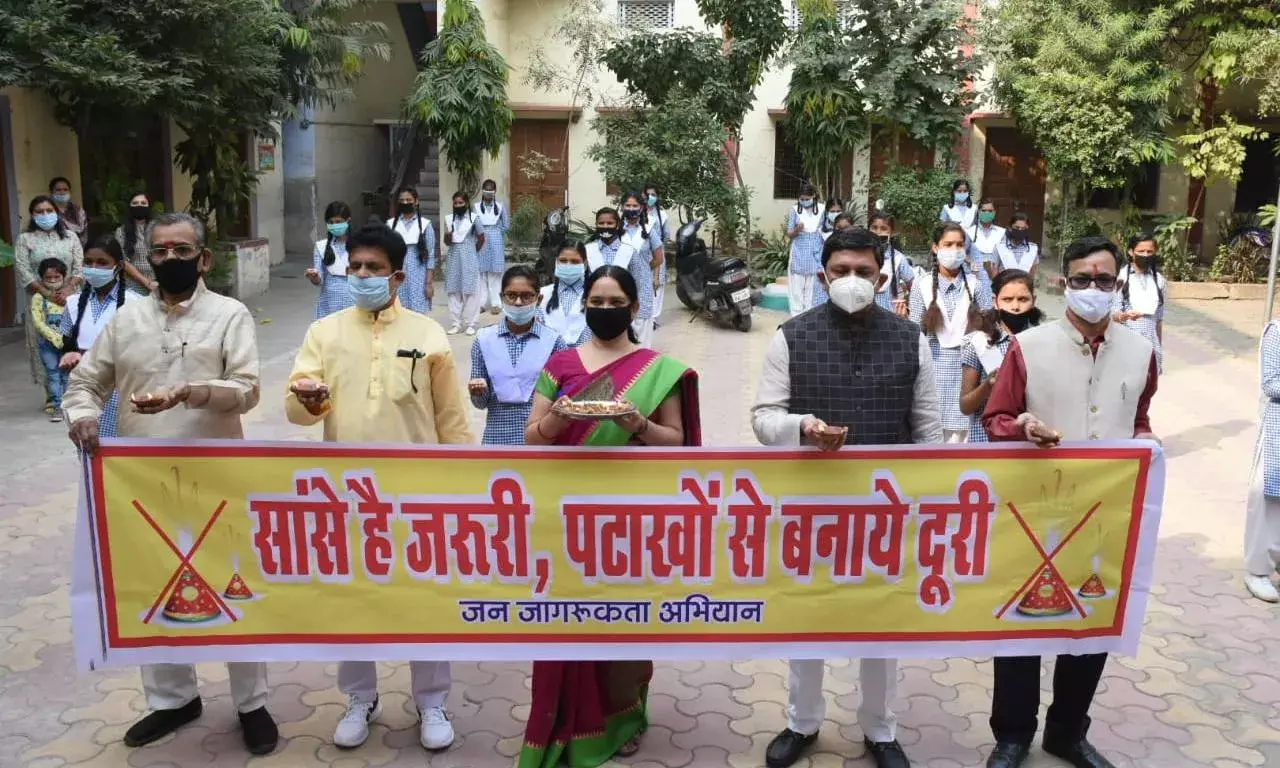 सुबह-ऐ-बनारस क्लब ने दीपावली पर पटाखा न जलाने की करी अपील सुबह-ऐ-बनारस क्लब ने दीपावली पर पटाखा न जलाने की करी अपील