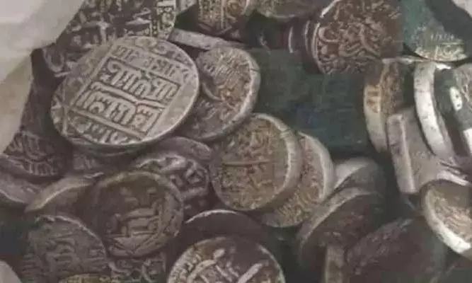 खजाने की अफवाह में लोगो ने पुरे खेत की मिटटी ही उलट पलट कर डाली खजाने की अफवाह में लोगो ने पुरे खेत की मिटटी ही उलट पलट कर डाली