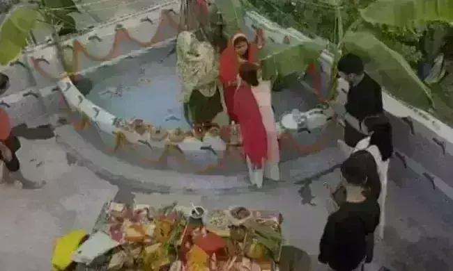 महामारी के चलते बनारस में श्रद्धालुओं ने घर की छतों पर ही मनाई छठ!