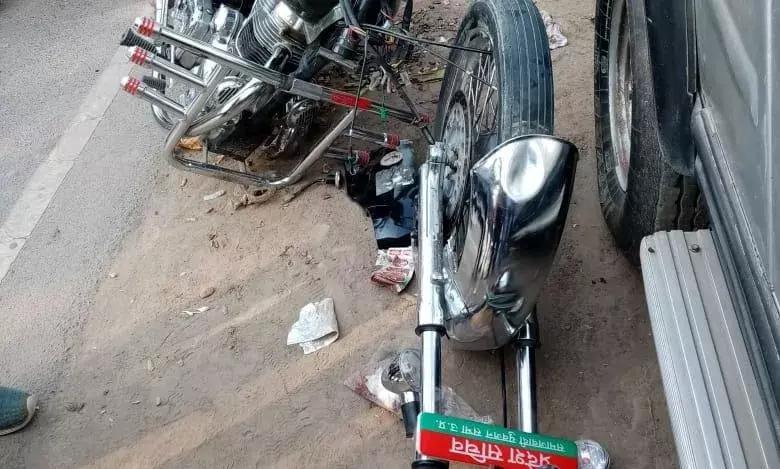 स्कूटी से टकराकर बुलेट दो टुकड़ो में विभाजित , कोई हताहत नहीं स्कूटी से टकराकर बुलेट दो टुकड़ो में विभाजित , कोई हताहत नहीं