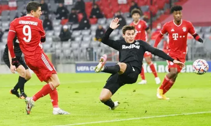 यूईएफए चैम्पियंस लीग में लेवानडॉस्की ने 71 गोल के साथ राउल की बराबरी की, अब सिर्फ मेसी और रोनाल्डो से पीछे।