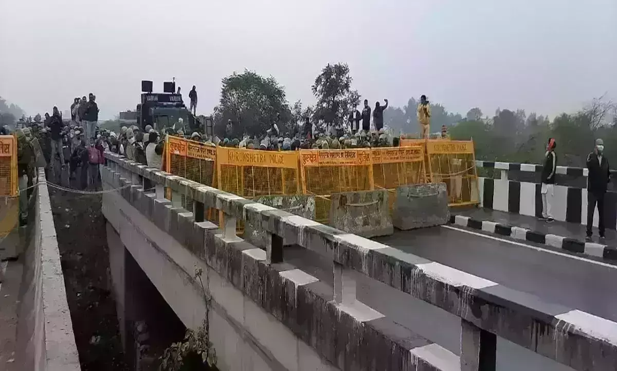 बॉर्डर पार करना चाह रहे किसानों ने उखाड़े बैरिकेड, पुलिस ने लिया एक्शन छोड़े गए आंसू गैस के गोले......