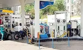 अब आप पेट्रोल पंप पर ज्यादा रुपये देने के लिए तैयार रहिए, क्योंकि पेट्रोल-डीजल की कीमत में दो रुपये तक की बढ़ोतरी हो सकती है