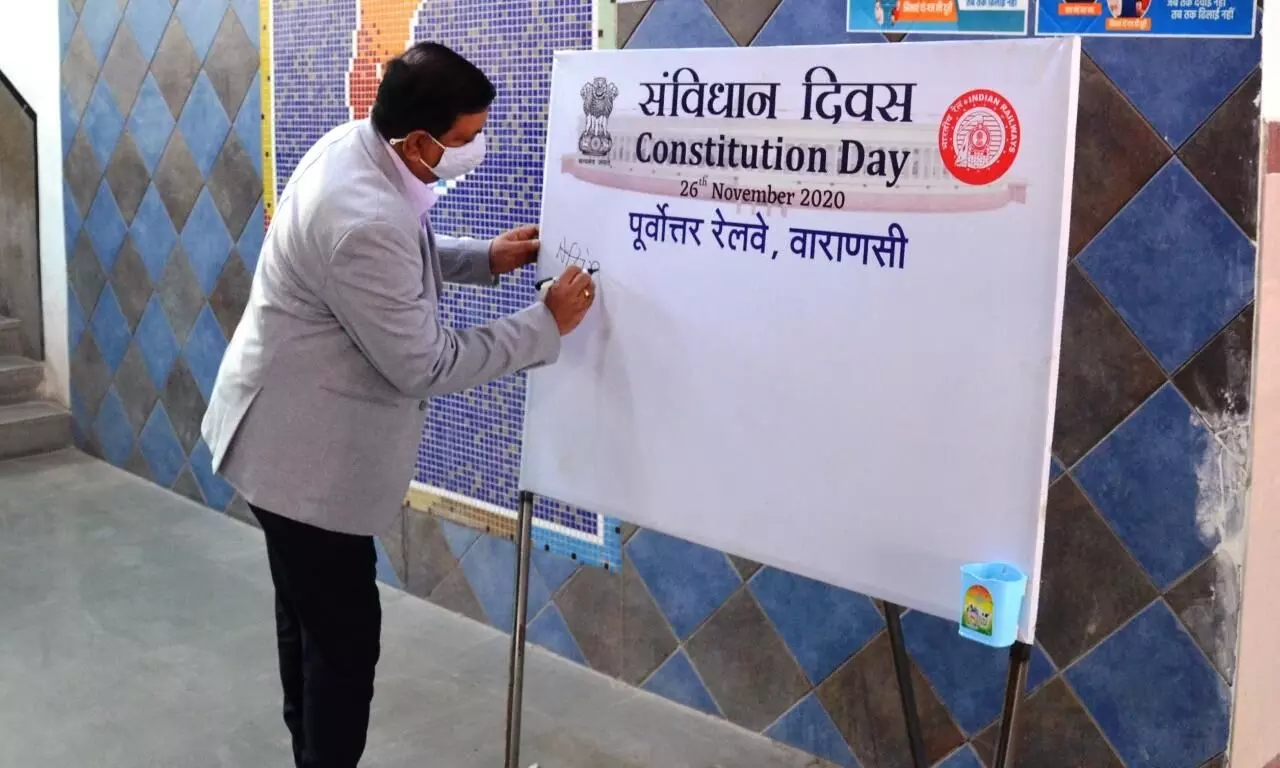 भारत के राष्ट्रपति महामहिम श्री राम नाथ कोविंद ने आज संविधान दिवस के उपलक्ष्य में नई दिल्ली से वीडियो लिंक के माध्यम से रेलवे अधिकारियों एवं कर्मचारियों के साथ संविधान की उद्देशिका का पाठ एवं वाचन किया
