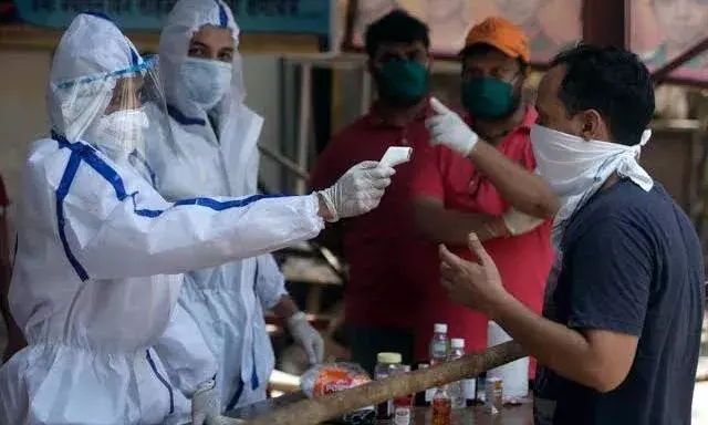 दिल्ली में कोरोना वायरस संक्रमण की रफ्तार इतनी डरावनी है कि हाई कोर्ट भी बार-बार चिंता जता चुका है। 1 महीने में ही 2300 से ज्यादा मौतें,