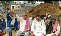 किसान विरोधी कानून का विरोध कर रहे किसानो पर दमॅनात्मक कार्यवायी के खिलाफ राजातलाब वाराणसी मे किसानो ने दिया धरना