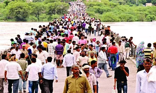 ग्‍वालियर से धौलपुर तक हाईवे जाम, वाहनों की लगी कतारें.......