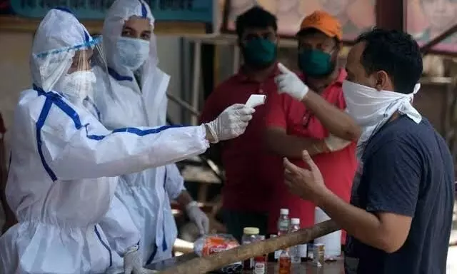 दिल्ली में कोरोना वायरस संक्रमण की रफ्तार इतनी डरावनी है कि हाई कोर्ट भी बार-बार चिंता जता चुका है। 1 महीने में ही 2300 से ज्यादा मौतें,