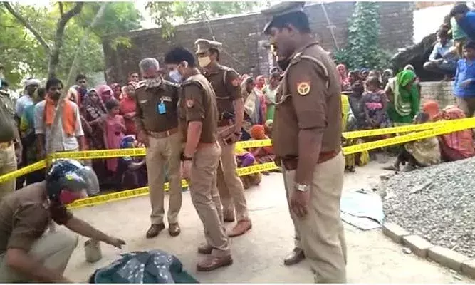 सर फिरे युवक ने किशोरी की गला रेत कर की हत्या, ग्रामीणों ने पकड़कर किया बुरा हाल...... सर फिरे युवक ने किशोरी की गला रेत कर की हत्या, ग्रामीणों ने पकड़कर किया बुरा हाल......