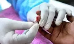 लापरवाही से बढ़ सकता है कोरोना का ग्राफ    सजग रहें - सतर्क रहें    • मास्क लगाने व दो गज की दूरी का करें पालन    • हाथों को बार-बार धोते और करते रहें सैनिटाइज़