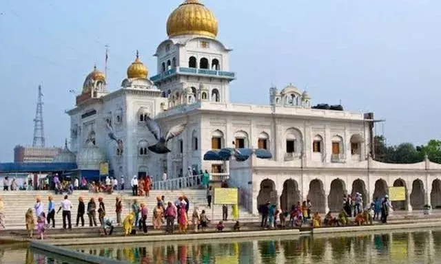 आज गुरु नानक जयंती हैं गुरुपरब के मौके पर उत्सव और कीर्तन, लंगर का आयोजन किया गया।