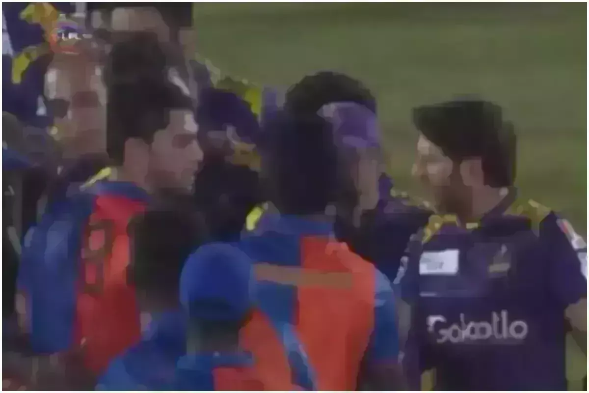 मैच में हार के बाद पाकिस्तानी खिलाडी़ शाहिद अफरीदी अफगान खिलाड़ी से भिड़े! मैच में हार के बाद पाकिस्तानी खिलाडी़ शाहिद अफरीदी अफगान खिलाड़ी से भिड़े!