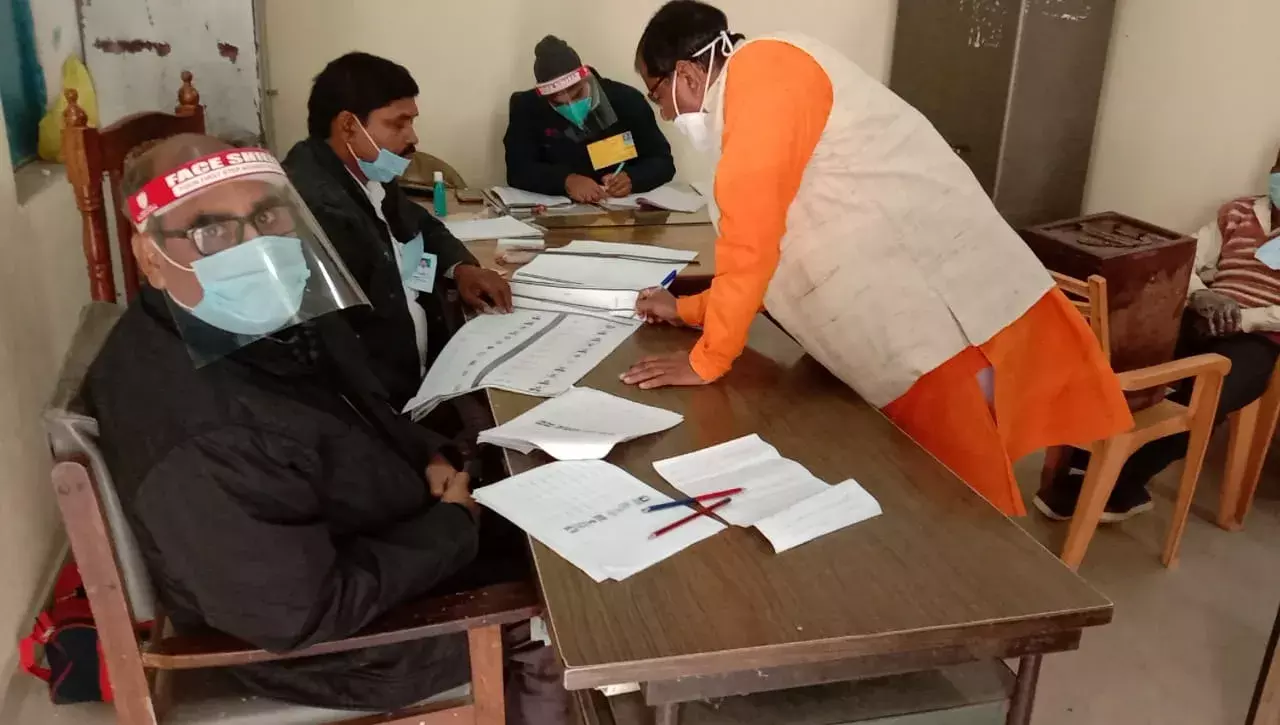 वाराणसी में कड़ी सुरक्षा के बीच स्नातक चुनाव जारी है.. वाराणसी में कड़ी सुरक्षा के बीच स्नातक चुनाव जारी है..