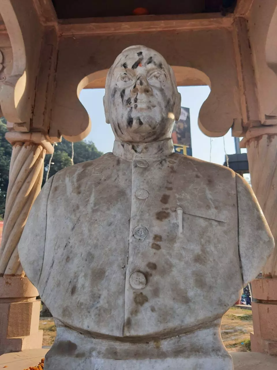 पूर्व प्रधानमंत्री की प्रतिमा पर कालिख पोतने वाला कुछ ही घंटों बाद दबोचा गया