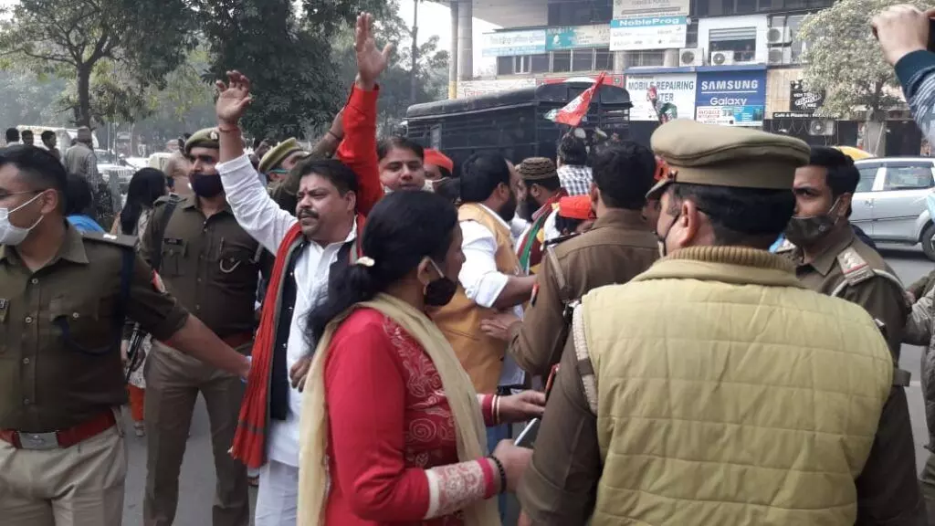 हापुड़ में प्रदर्शन से पहले ही सपा कार्यकर्ता गिरफ्तार.. हापुड़ में प्रदर्शन से पहले ही सपा कार्यकर्ता गिरफ्तार..