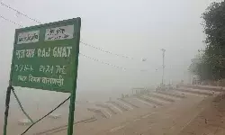 वाराणसी में घना कोहरा और तापमान में गिरावट