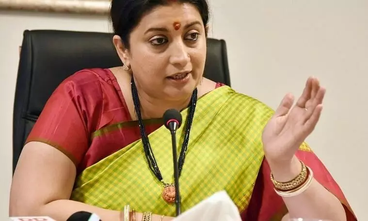 स्मृति ईरानी की हवाई चप्पल पर यूज़र ने किया कमेंट। देखिए स्मृति ईरानी का जवाब
