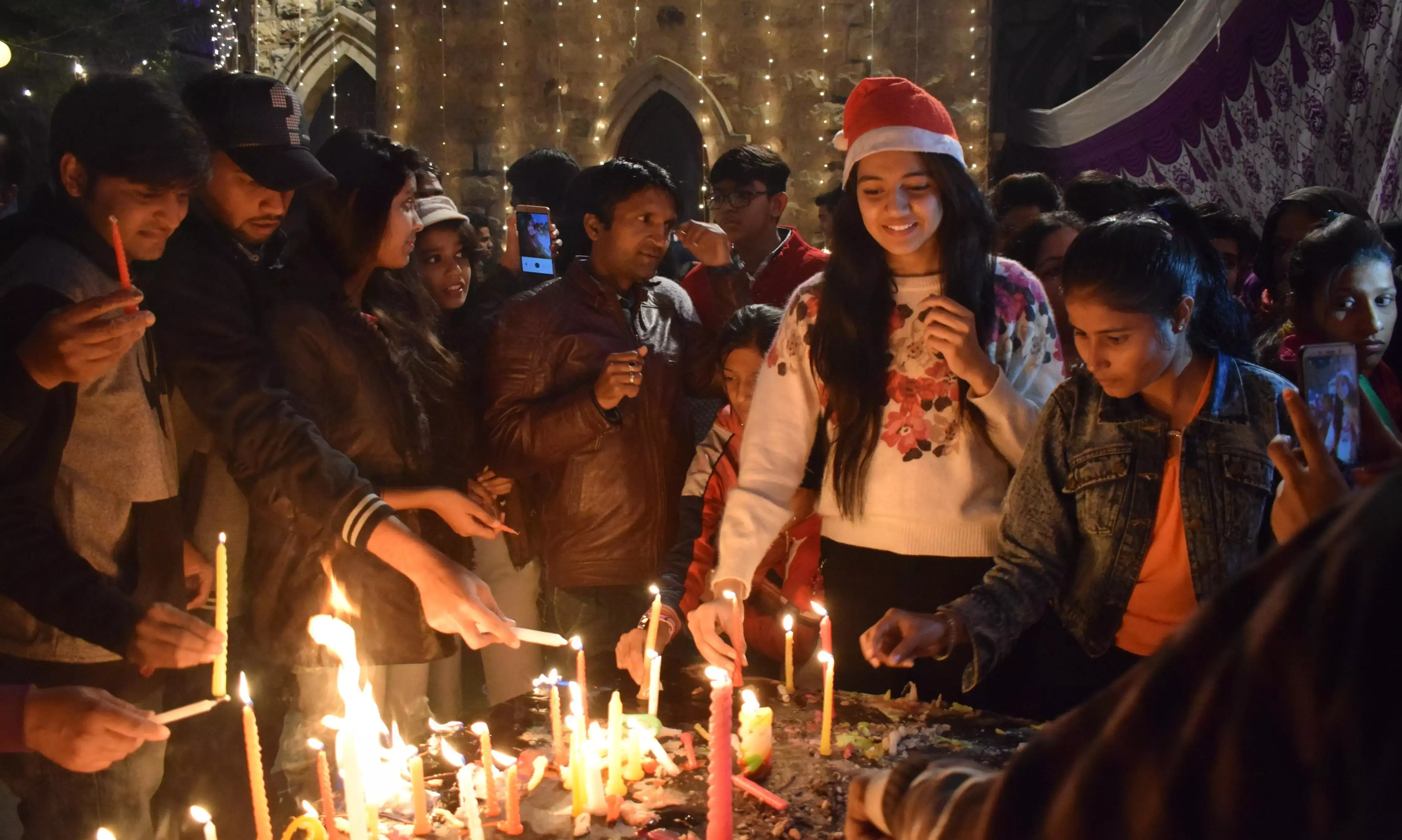 कोरोना संक्रमण के चलते फीका रहेगा क्रिसमस का त्यौहार कोरोना संक्रमण के चलते फीका रहेगा क्रिसमस का त्यौहार